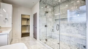 Ensemble baignoire-douche, séchoir à cheveux, serviettes fournies, savon