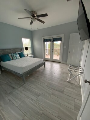 4 bedrooms, desk, free WiFi, bed sheets