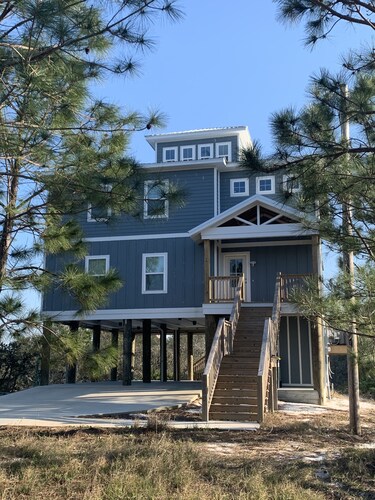 Spacious private home , private pool, dogs allowed, near boat dock, restaurants