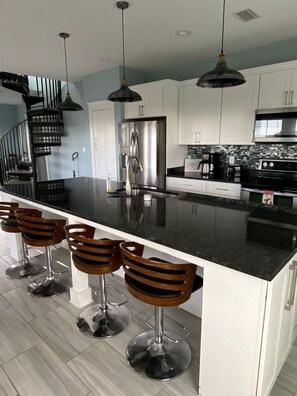 Fridge, microwave, oven, stovetop - Spacious private home , private pool, dogs allowed, near boat dock, restaurants (Gulf Shores)