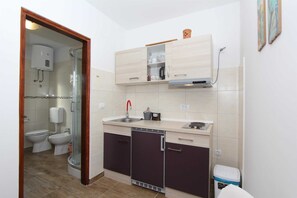 Refrigerador, placa de cocina, cafetera/tetera, utensilios de cocina