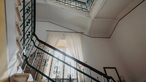 A spiral staircase with a decorative ceiling and a view of a room with a window and curtains. - VILLA ROSSELLA 2 Studio (Cardaria) (Rovinj)