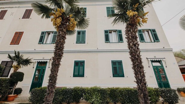 A two-story building with green shutters and a white facade. - VILLA ROSSELLA 2 Studio (Cardaria) (Rovinj)