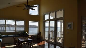 智能電視、壁爐、DVD 播放機、乒乓球設施