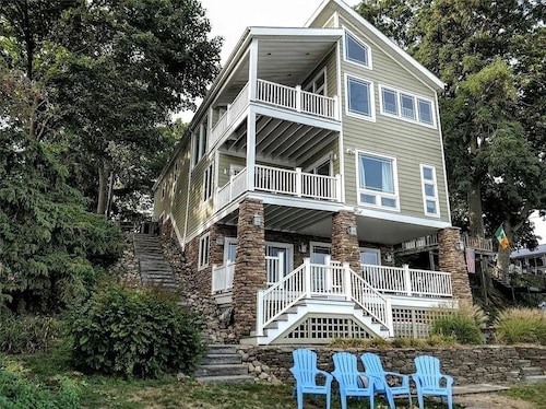 Stunning Lakefront Family Friendly getaway