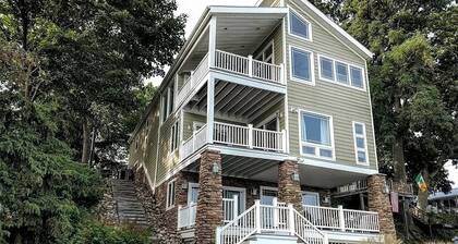 Stunning Lakefront Family Friendly getaway