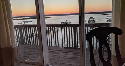 Directly on Intracoastal Sunsets on the East Coast, king beds in every bedroom!