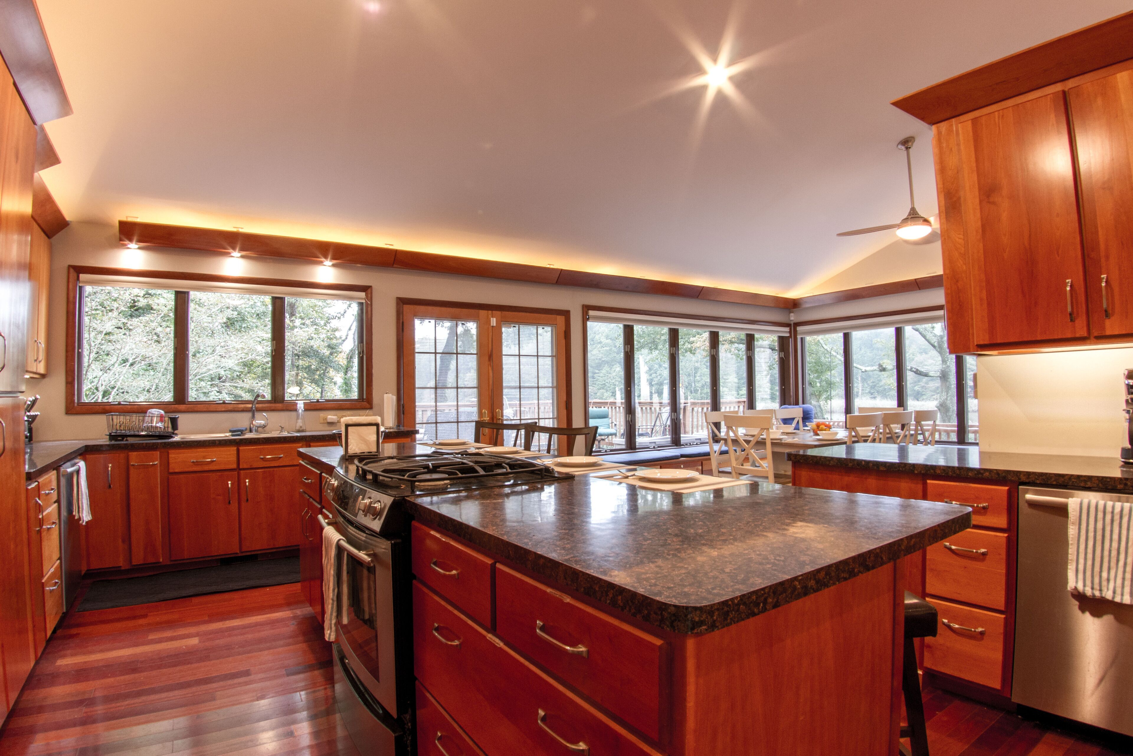 Jääkaappi, mikroaaltouuni, uuni, liesi