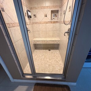 Dusche, Haartrockner, Handtücher, Seife