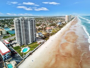 Plage, chaises longues, serviettes de plage