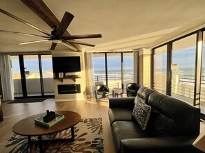 TV connectée, cheminée, lecteur de DVD