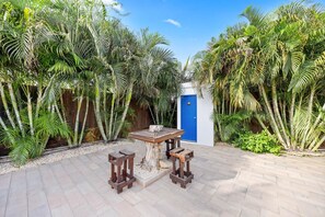 Terrace/patio - Modern Double Apt - 5mins to Beaches w/ Pool View (Noord)