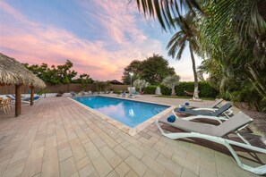 Pool - Modern Double Apt - 5mins to Beaches w/ Pool View (Noord)