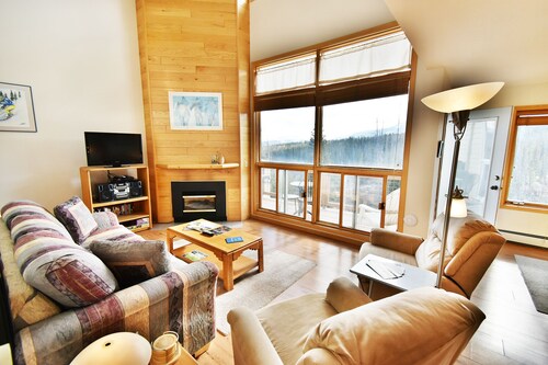 Near Hiking Trails. Easy Drive to 6 Ski Areas, Dining, Rec Center Pools