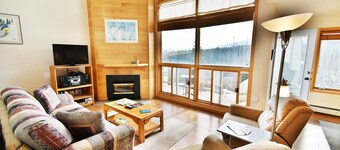 Near Hiking Trails. Easy Drive to 6 Ski Areas, Dining, Rec Center Pools