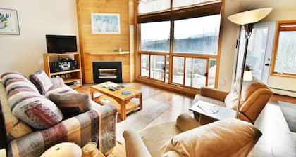 Near Hiking Trails. Easy Drive to 6 Ski Areas, Dining, Rec Center Pools