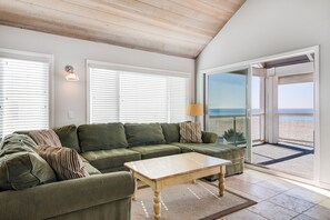 Smart TV, fireplace, DVD player, books - The Sand Castle - Beachfront House- Plenty of Outdoor Space- Oceanfront (Newport Beach)