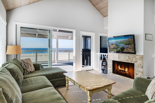 The Sand Castle - Beachfront House- Plenty of Outdoor Space- Oceanfront