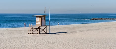 Plage, chaises longues, serviettes de plage