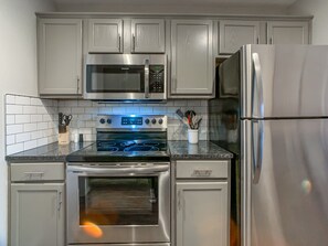 Een koelkast, een magnetron, een oven, een kookplaat