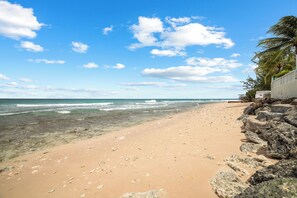 Una spiaggia nelle vicinanze