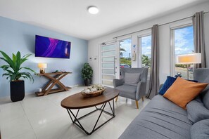 TV - Spacious Modern Condo 3BR3BA w/ Pool 5min to Beach (Noord)