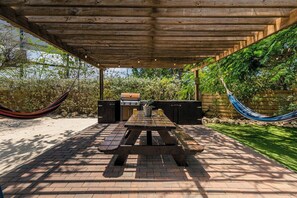Outdoor dining - Spacious Modern Condo 3BR3BA w/ Pool 5min to Beach (Noord)