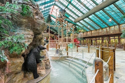 3bd/4ba on Acre/Indoor Heated Pool/ Theater/Hot Tub/Billiards/Wifi/FirePit/Hike