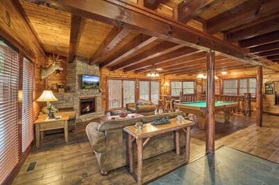 3bd/4ba on Acre/Indoor Heated Pool/ Theater/Hot Tub/Billiards/Wifi/FirePit/Hike