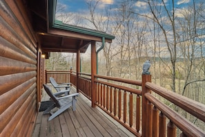 Property grounds - 3bd/4ba on Acre/Indoor Heated Pool/ Theater/Hot Tub/Billiards/Wifi/FirePit/Hike (Cosby)