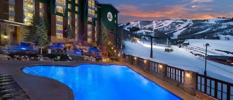 Een buitenzwembad en een verwarmd zwembad