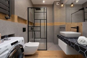 Douche, sèche-cheveux, serviettes fournies, shampoing