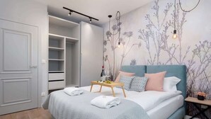 Un dormitorio con cama, mesita de noche y armario.