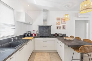 Frigorífic, microones, forn i placa de cuina 