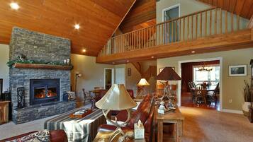 Smart-tv, een open haard, een dvd-speler en een tafeltennistafel