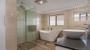 Shower - Bribie Escape, Top Floor Unit with Waterviews (BELLARA)