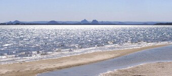 Bribie Escape, Top Floor Unit with Waterviews