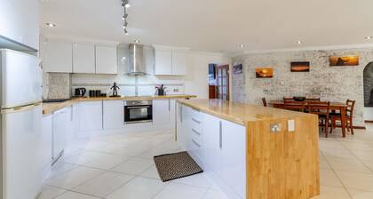 Bribie Escape, Top Floor Unit with Waterviews