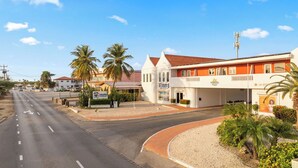 Une vue de rue avec un bâtiment portant les inscriptions « La Estrella Plaza » et « Vacation Inn ».