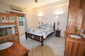 1 slaapkamer, een strijkplank/strijkijzer, reisbedje, gratis wifi