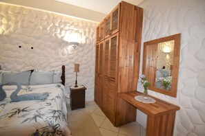 1 quarto, ferros/tábuas de passar roupa, berço de viagem