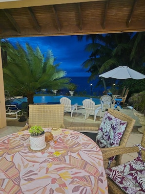 Outdoor dining - Beachfront 1 Bedroom Apartment on Courland Bay with Salt Water Pool. (Black Rock)