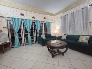 Smart TV, books - Beachfront 1 Bedroom Apartment on Courland Bay with Salt Water Pool. (Black Rock)