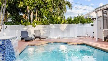 Una piscina al aire libre, una piscina climatizada