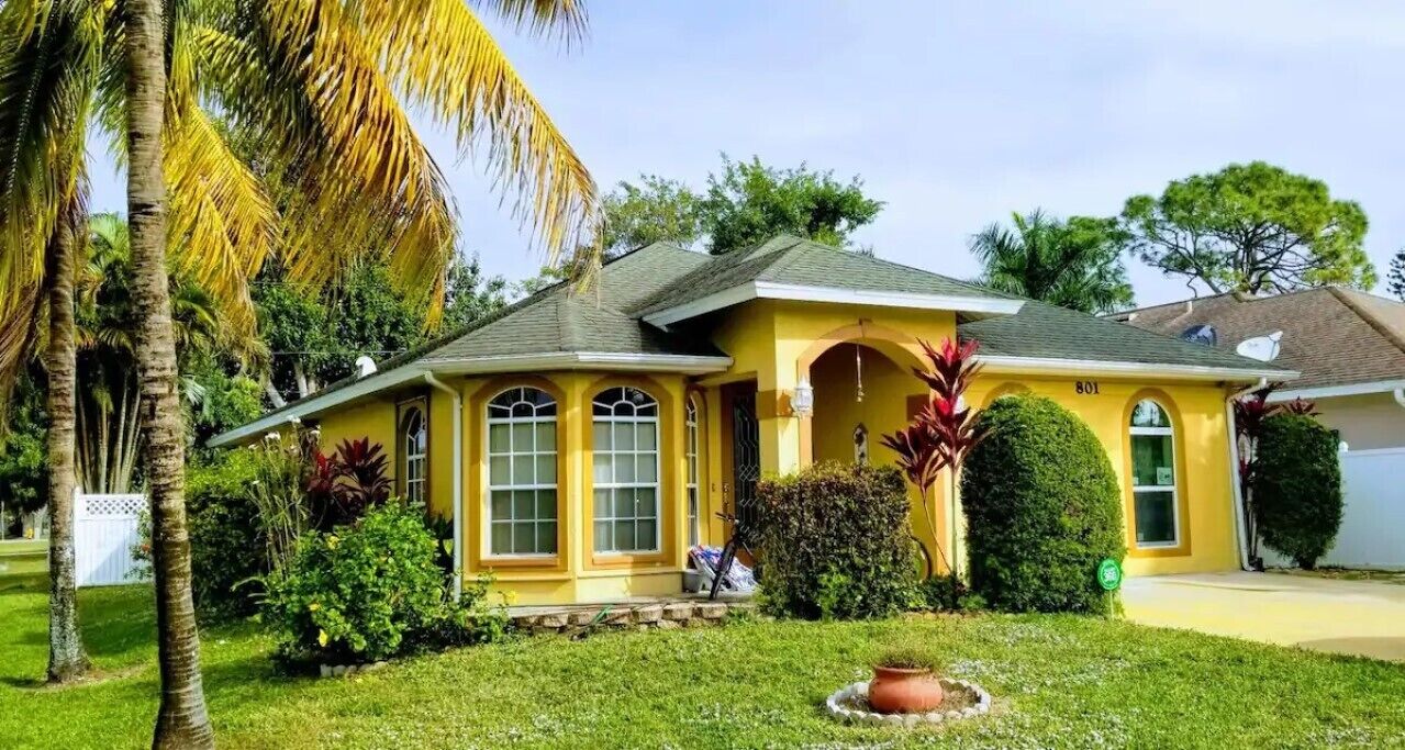 5 Bedrooms +1 Den Dream Pool Home near Vanderbilt Beach Naples Florida