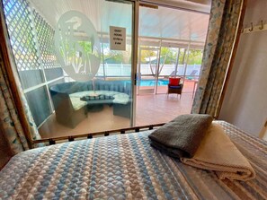 6 bedrooms, WiFi, bed sheets - 6 Bedrooms 4 baths Dream Pool Home near Vanderbilt Beach Naples Florida (Naples)