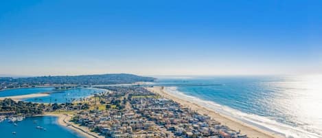 Beach nearby, sun-loungers, beach towels
