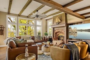 Smart TV, fireplace - Spectacular Lake Front Retreat (Lake Arrowhead)