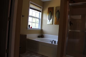 Combined shower/tub, hair dryer, towels - Green Lane Retreat (Wake Forest)