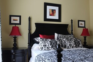 6 bedrooms, iron/ironing board, WiFi, bed sheets - Green Lane Retreat  (Wake Forest)